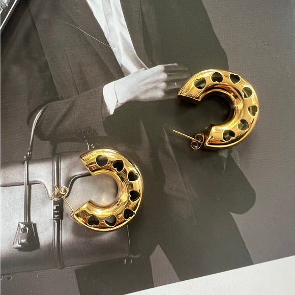 NEW💎18K Gold Plated Hollow Heart Design Chunky Hoop Earrings* - Picture 10 of 10